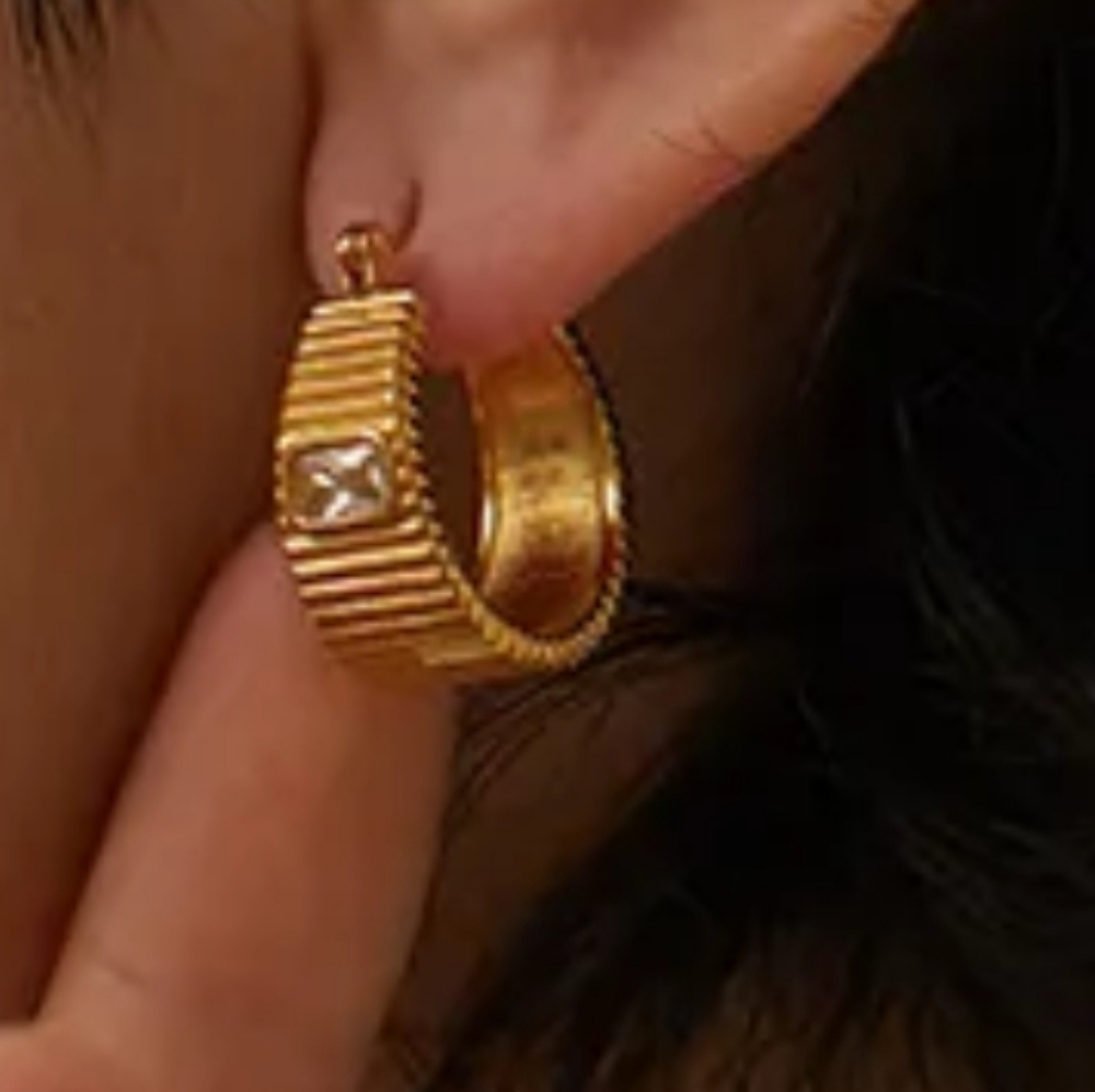 .. 18k GOLD PLATED STAINLESS STEEL EARRING